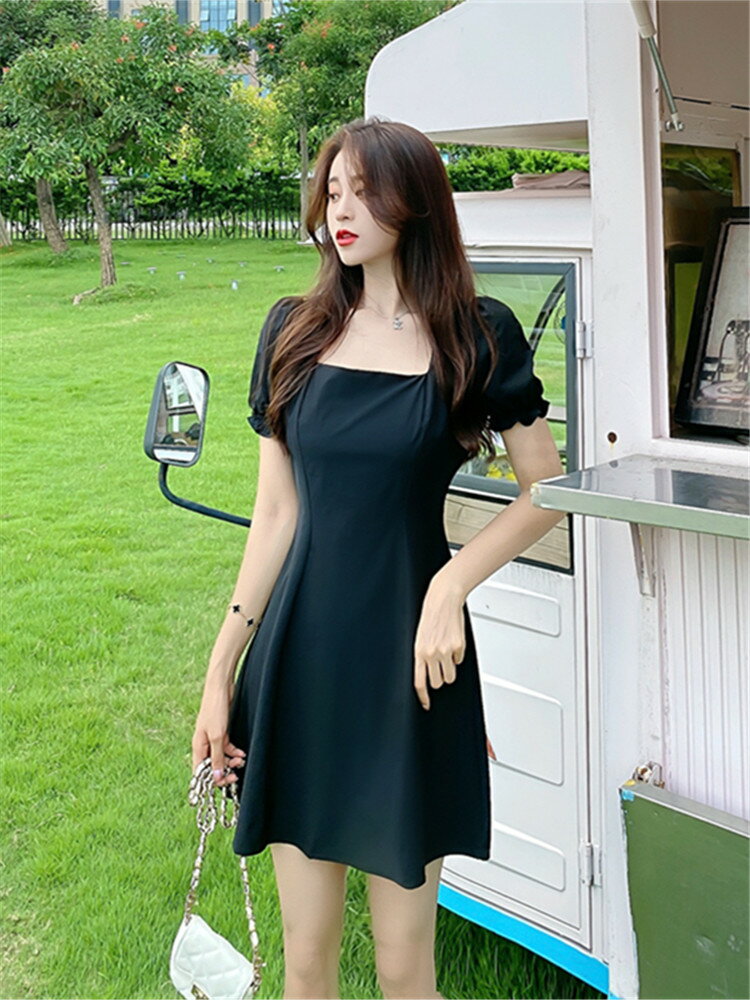 夏季流行新款赫本風方領泡泡袖小黑裙女小個子收腰顯瘦短袖連衣裙