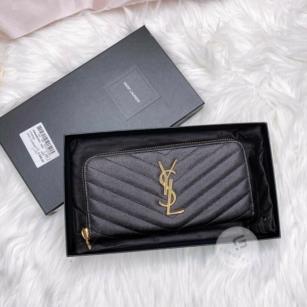 歐美代購 臺灣現貨 YSL MONOGRAM系列V字縫線魚子醬牛皮金屬LOGO拉鍊手拿長夾(黑+金)【送禮精選★APP下單點數4倍送】