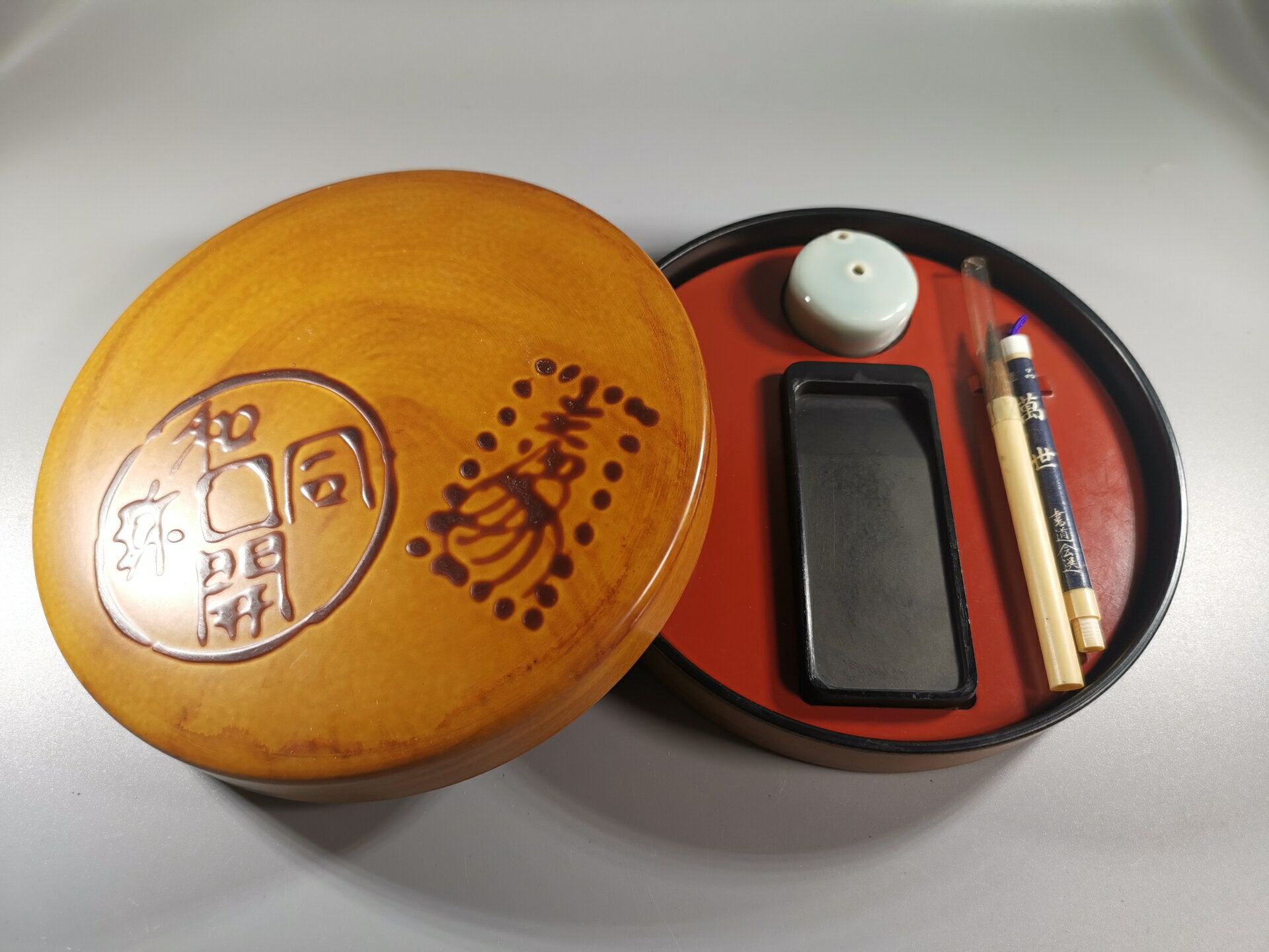 日本 文房套裝，便攜小巧，帶硯臺、青瓷水滴、和可拆卸毛筆，隨