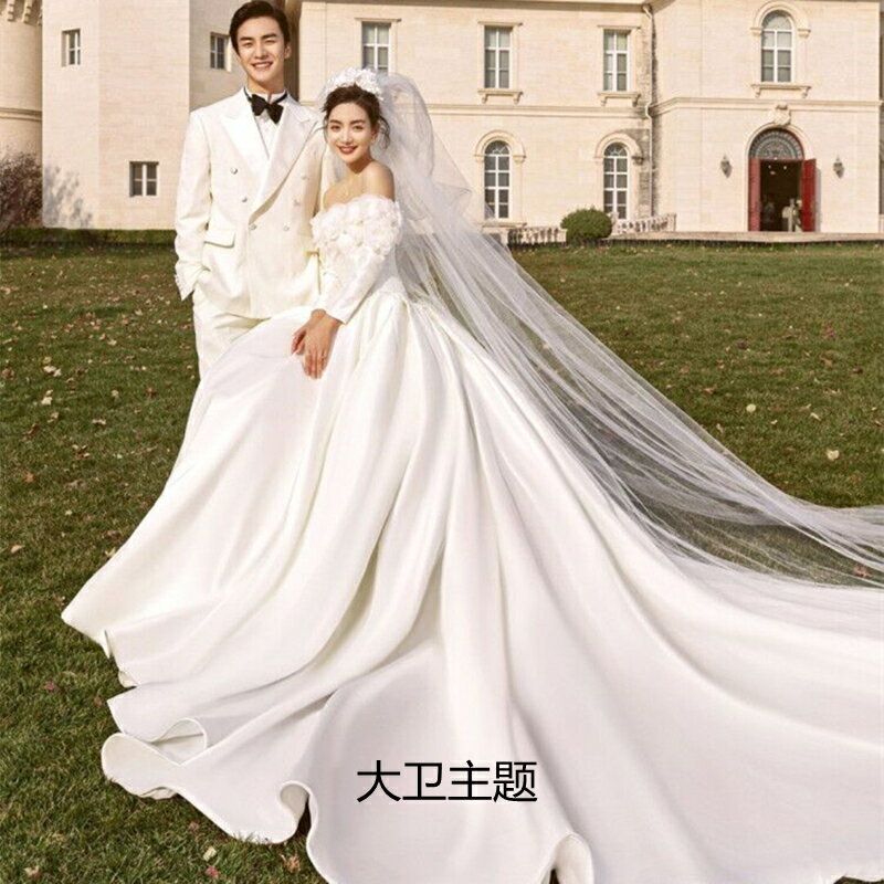 影樓新款情侶主題攝影服裝復古法國一字肩白婚紗照大拖尾緞面白紗