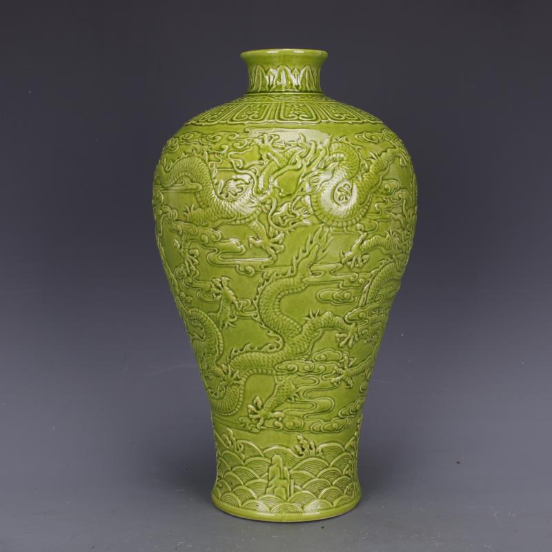 清乾隆綠地浮雕刻龍紋梅瓶仿古工藝瓷器中式客廳擺件古董古玩收藏1入