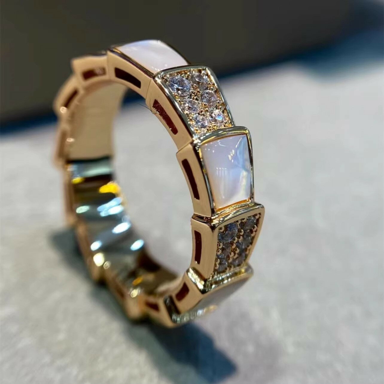 輕奢白貝母戒指女小眾設計18K玫瑰金高級感鑲鑽網紅時尚蛇骨指環