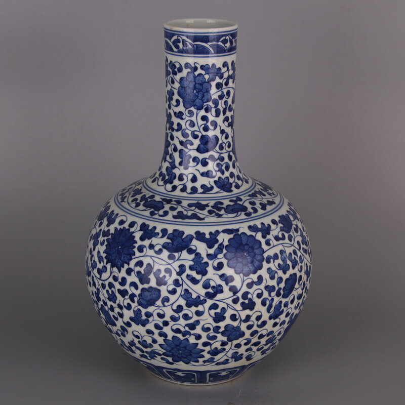 舊藏清乾隆青花纏枝花卉龍紋天球瓶尺寸高54寬40:3960 清乾隆年青花纏枝