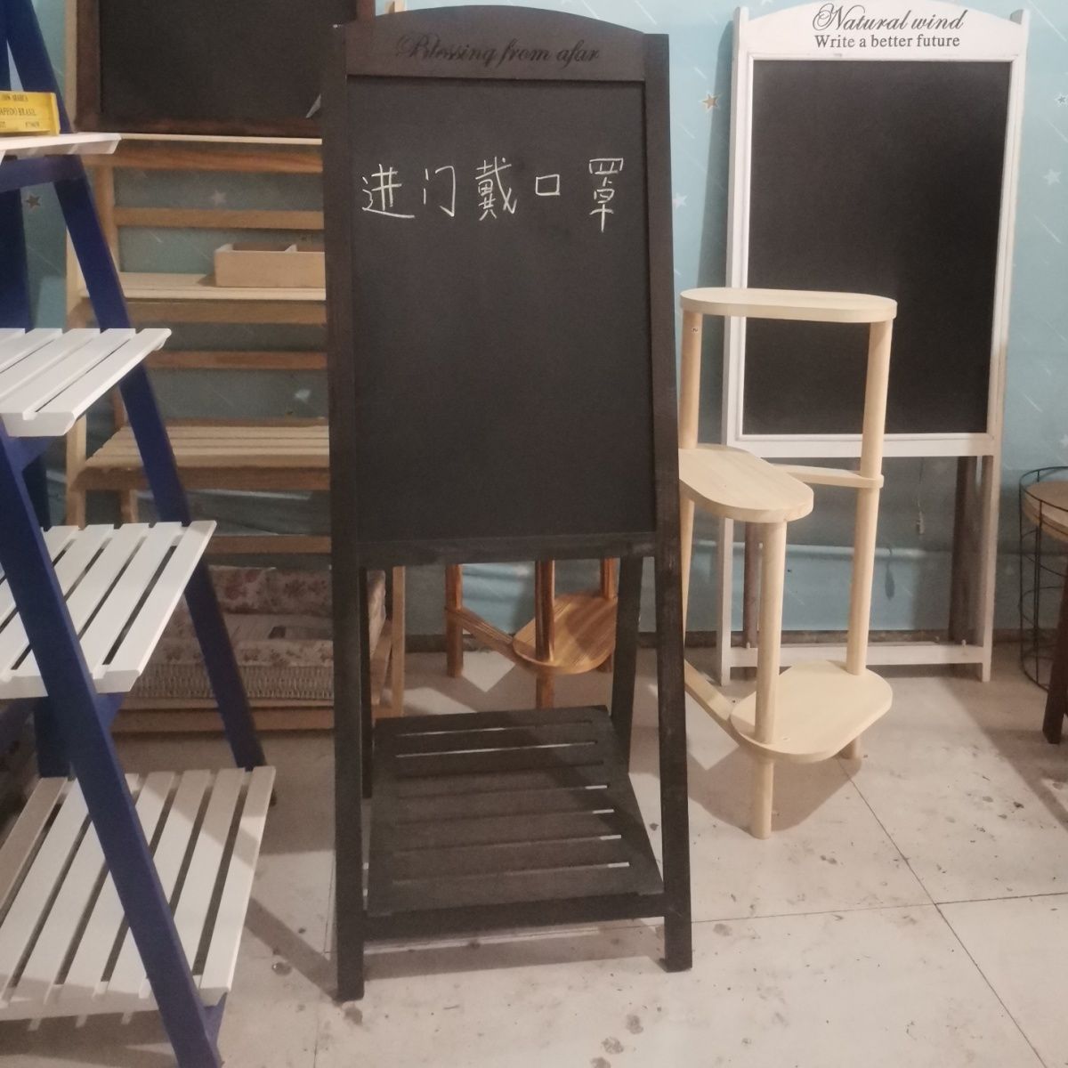 免運 快速出貨 廣告牌 V型廣告牌 木質展架 落地式展架 戶外展架 立式展架燈箱廣告牌led發光 可定製 黑板實木花架立式廣告架子展示架提示牌小黑板宣傳板家用店鋪折疊