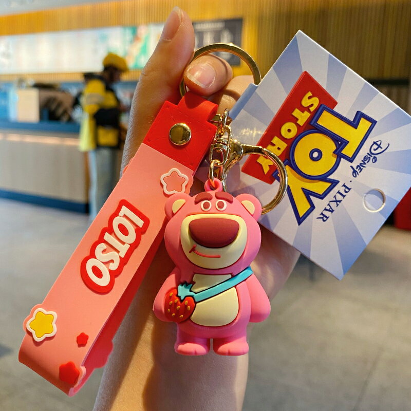 正版迪士尼玩具總動員草莓熊汽車鑰匙扣精致女生書包掛件玩偶公仔