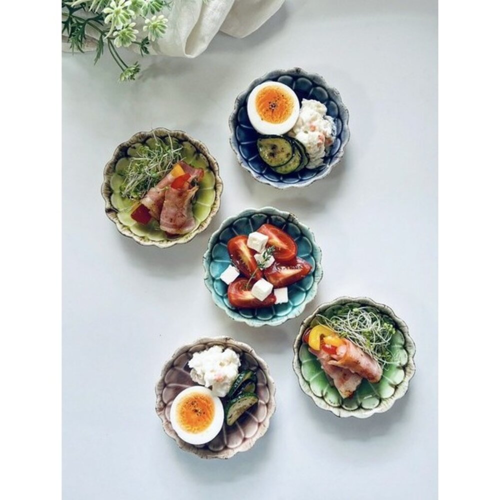 日本製 職人手作精緻花型設計陶瓷小碗 | Cosmo 10cm 美濃燒 小菜碗 小菜碟 醬料碟 醬料碗 碟子 - 陶瓷小菜碗 陶瓷醬料碗 小菜碗 醬料碗 沾醬碗 小碗 迷你碗 日系餐具 日式碗 和風餐具 家用餐具 居家餐具 餐桌擺盤 豆皿 小鉢 小付 調味碗 醬油碗 沾醬皿