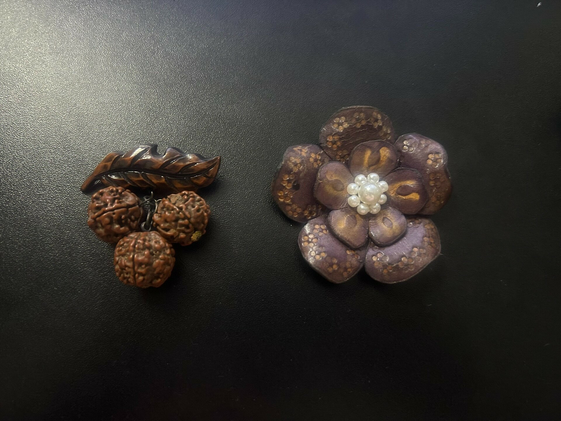 海外回流，金剛菩提胸針，另外一個應該是櫻花樹皮材質，兩個都是