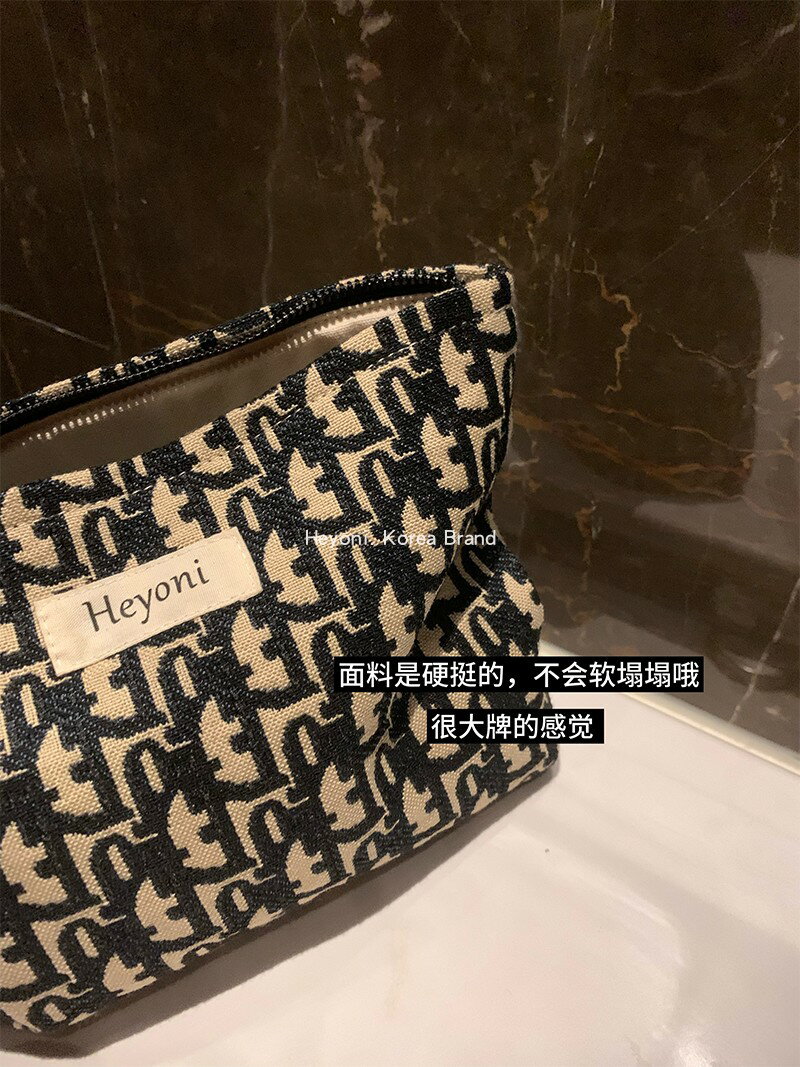 HEYONI歐美高級字母化妝包女小眾大容量收納洗漱手拿包出行可攜式潮
