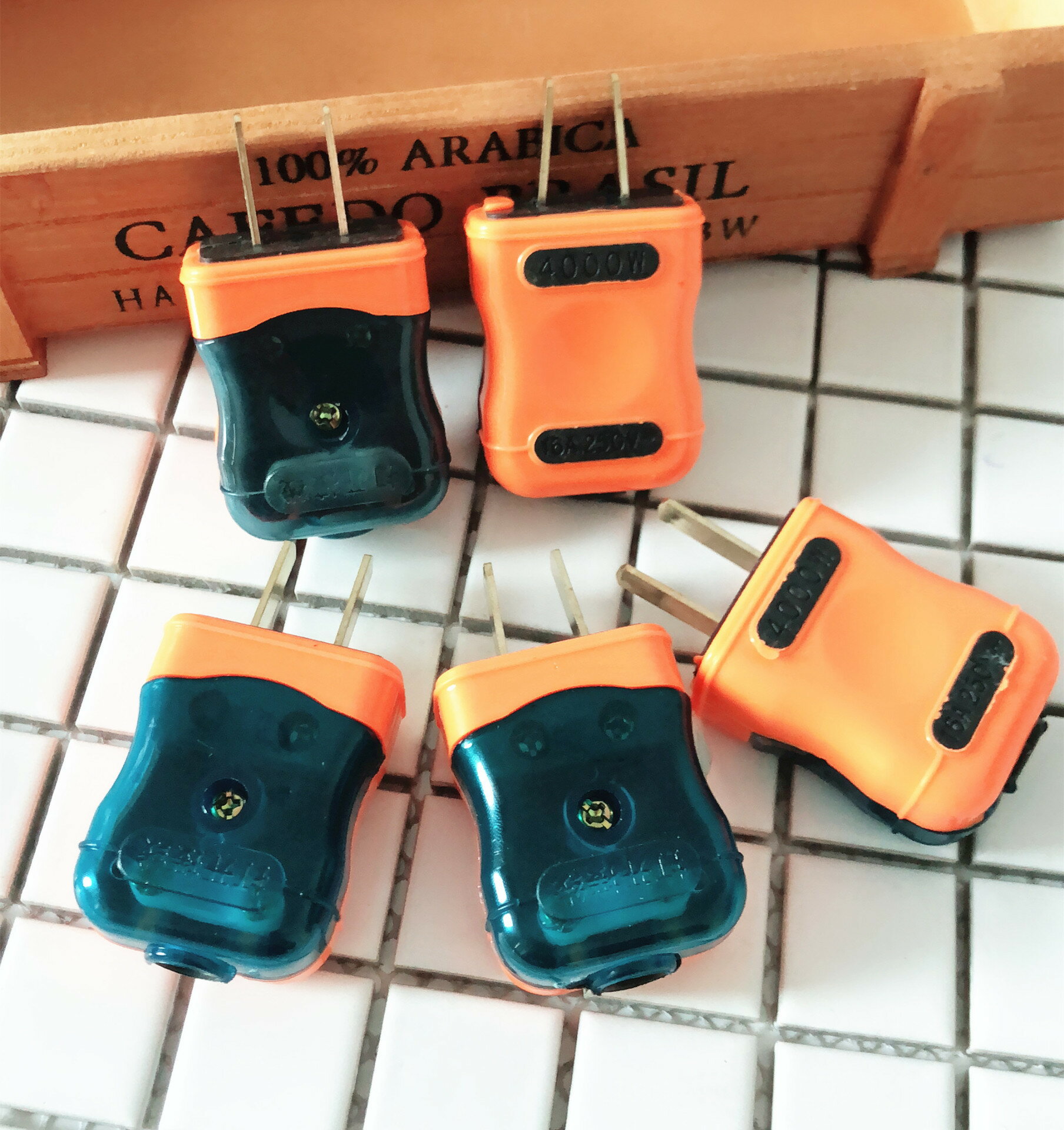 新款 百貨插銷電源兩項插頭兩元家居五金小商品中國大陸弱電 1