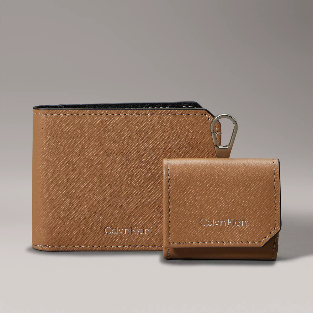 Calvin Klein 纖薄皮夾耳機套組 Air pods保護套 男夾 短夾 錢包 C68635 CK(現貨)▶指定Outlet商品5折起☆現貨【送禮首選★APP下單點數4倍送】