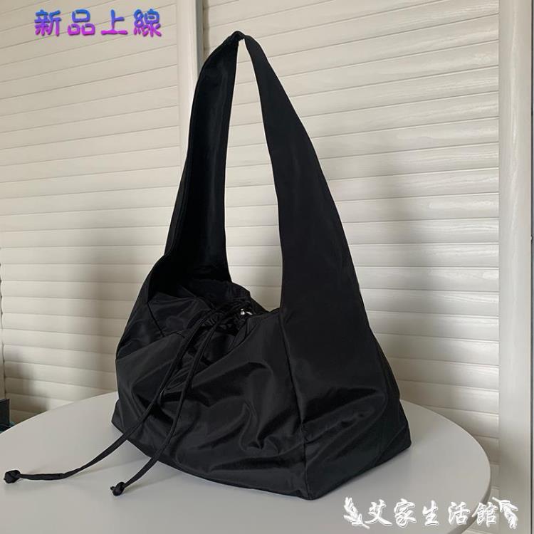 尼龍包 斜揹包黑色尼龍帆布包休閒酷慵懶包包女夏季大容量百搭腋下側揹包 限時88折
