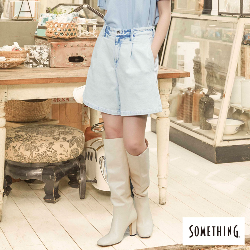 SOMETHING 女款 打摺斜邊口袋寬短褲 (重漂藍)