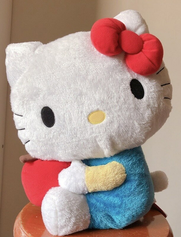 【震撼精品百貨】Hello Kitty 凱蒂貓~日本SANRIO 三麗鷗 KITTY抱紅蘋果娃娃*10029