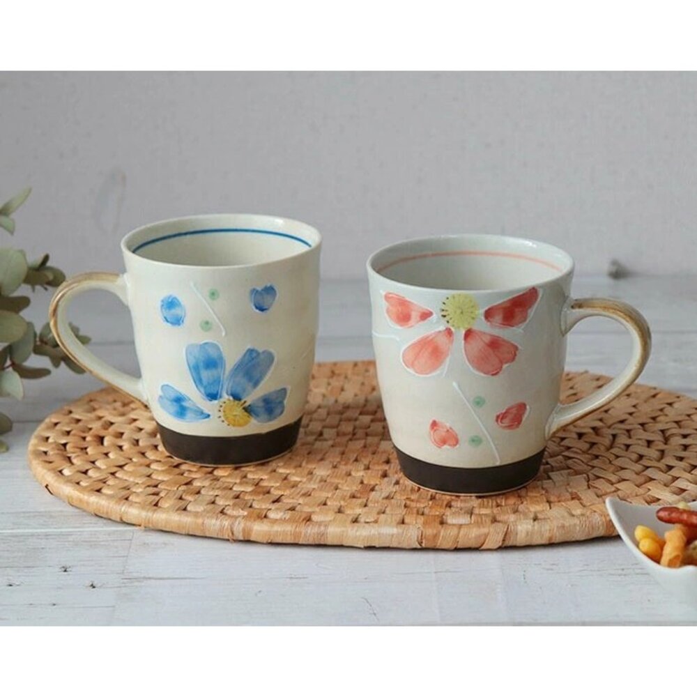 日本製美濃燒質感手作櫻花造型對杯2入組 | 320ml 紅 藍 咖啡杯 美濃燒 日本馬克杯 陶瓷馬克杯 咖啡杯組 - 美濃燒 日本製馬克杯 手作陶瓷 櫻花杯 結婚禮物 情侶禮物 入厝禮物 送禮推薦 文青生活 日系茶杯 咖啡杯 紅茶杯 手作餐具 日本製 質感手作櫻花造型對杯2入組 320ml 紅 藍 日本馬克杯