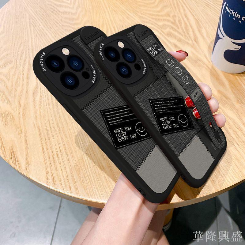 華隆 格子笑臉蘋果15ProMax手機殼新款iPhone14Plus腕帶13/12防摔軟殼