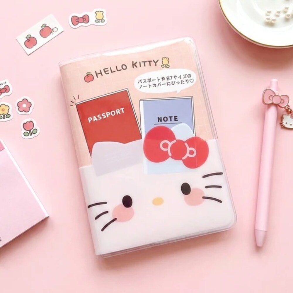 日本 Sanrio 三麗鷗 護照套 B7筆記本套｜可愛角色8款 小卡卡套 貼紙收納 發票收納夾 護照夾 日本進口 - 三麗鷗周邊 SanrioCharacters 角色文具 B7文具夾 收納夾 資料收納 小卡夾 照片收納 卡片整理 貼紙整理 文具控 收藏小物 學生文具 包包收納 帕恰狗 毛毛 Kitty Kuromi MyMelody