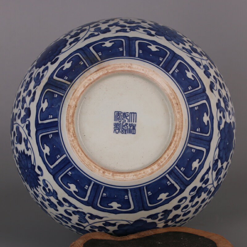 中国清代乾隆年制人物天球花瓶 古董品 年代物 清乾隆拍卖同款雕刻粉彩