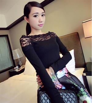 秋冬新款女裝 衫 秋裝새로운 韓味氣質修身一字領長袖蕾絲勾花拼接打底衫T恤(黑色)