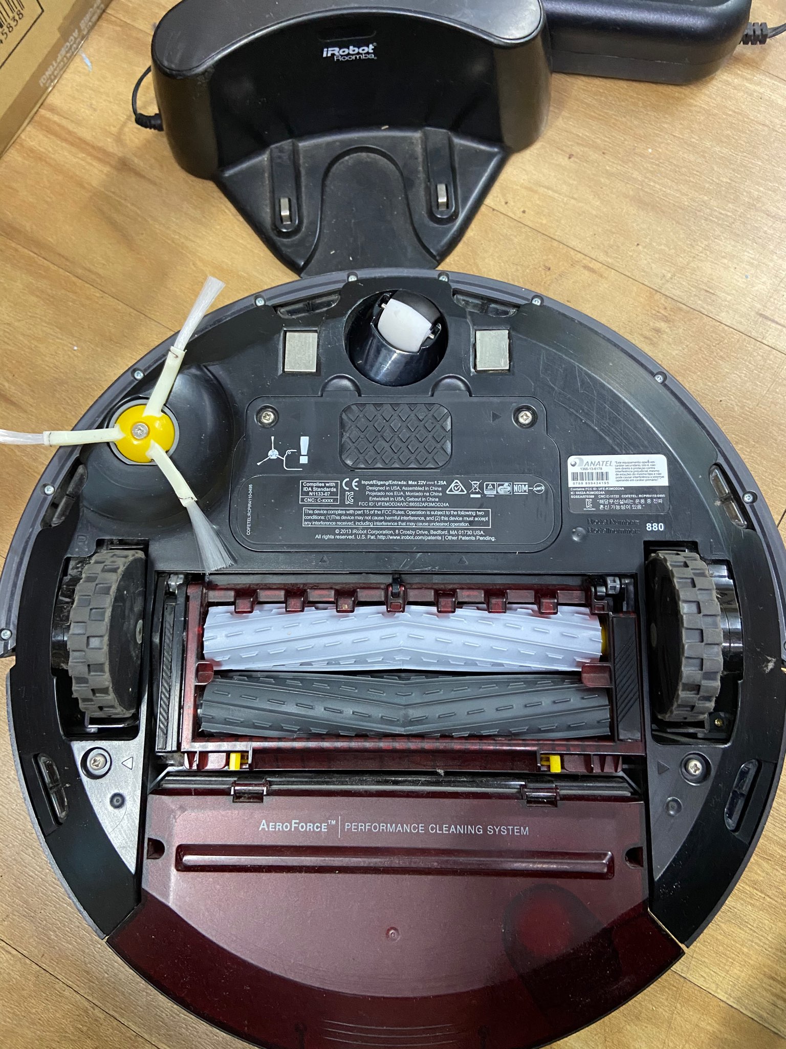 二手良品保固半年 iRobot Roomba 880 含全新鋰電池，刷組，濾網，二手寬基地座，二手變壓器