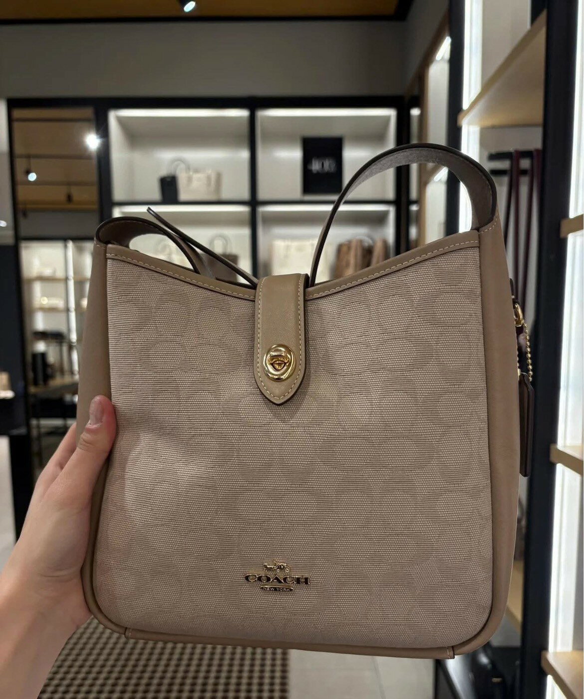 現貨在台~不用等~ Coach Hadley奶茶色logo 流浪包（大款）