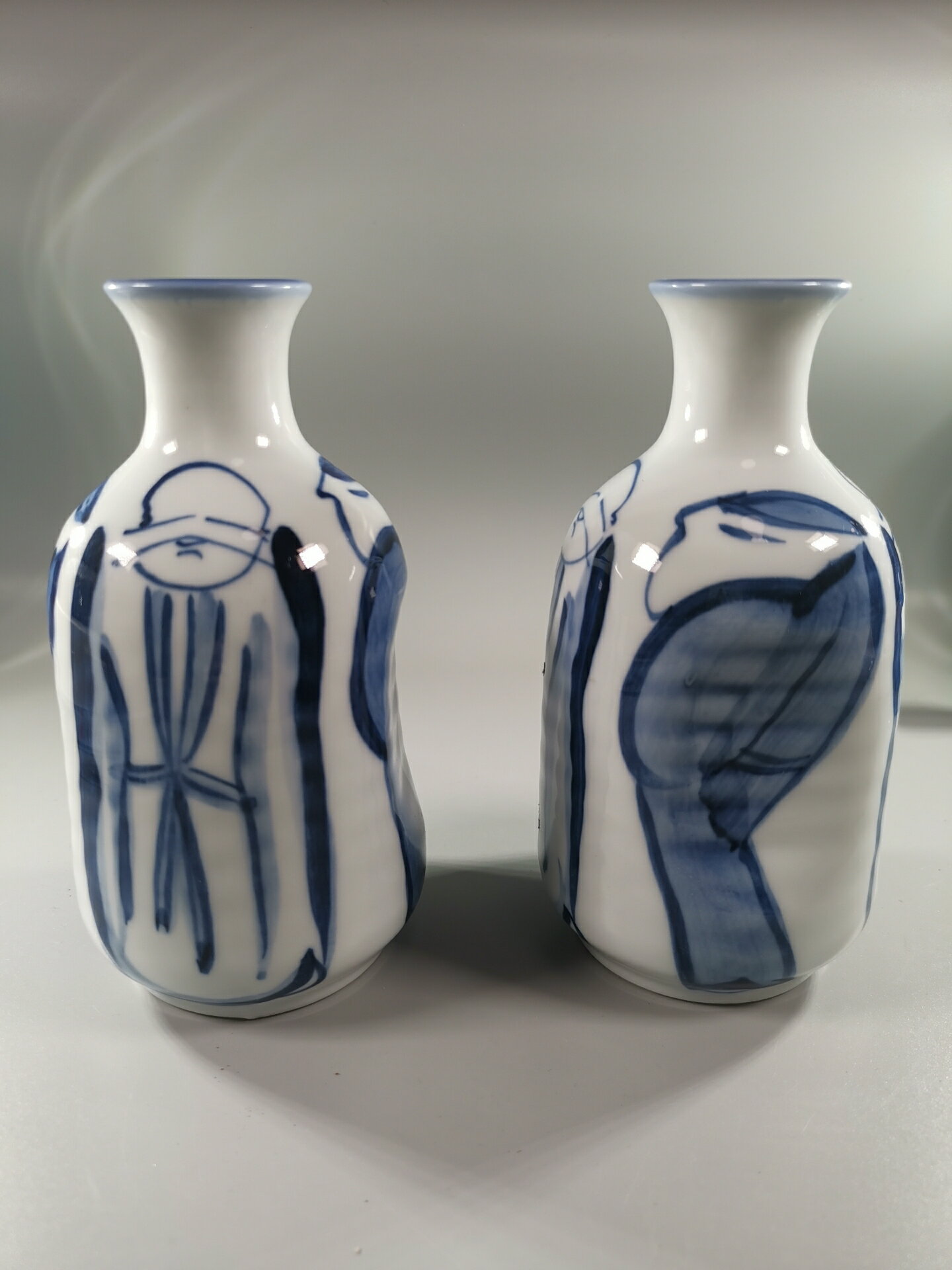 日本 青花染付 人物畫篇 酒具 德利一對，也可作花瓶，全手繪