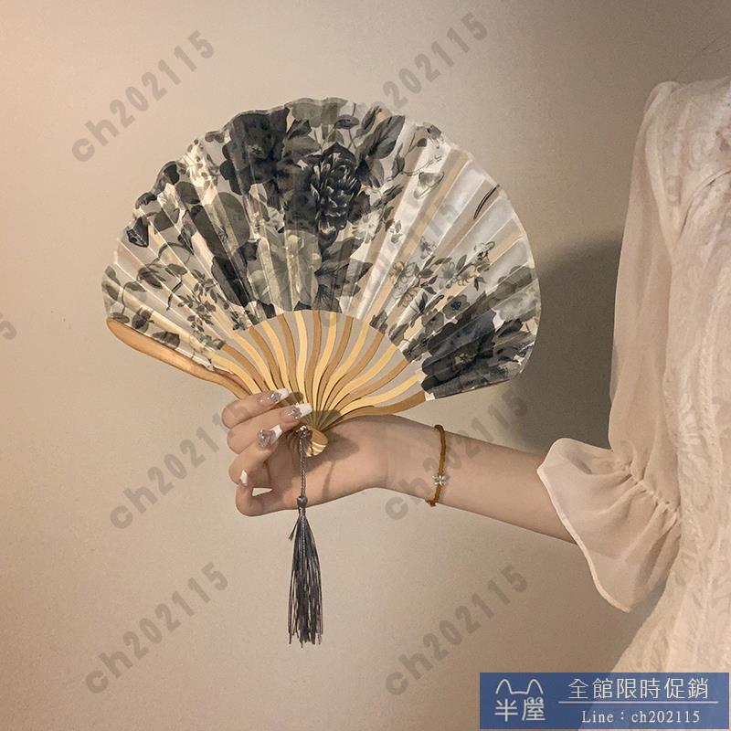 扇子 清冷感 水墨畫古風折扇配旗袍扇子中式夏天便攜流蘇穗子竹扇漢服 半屋