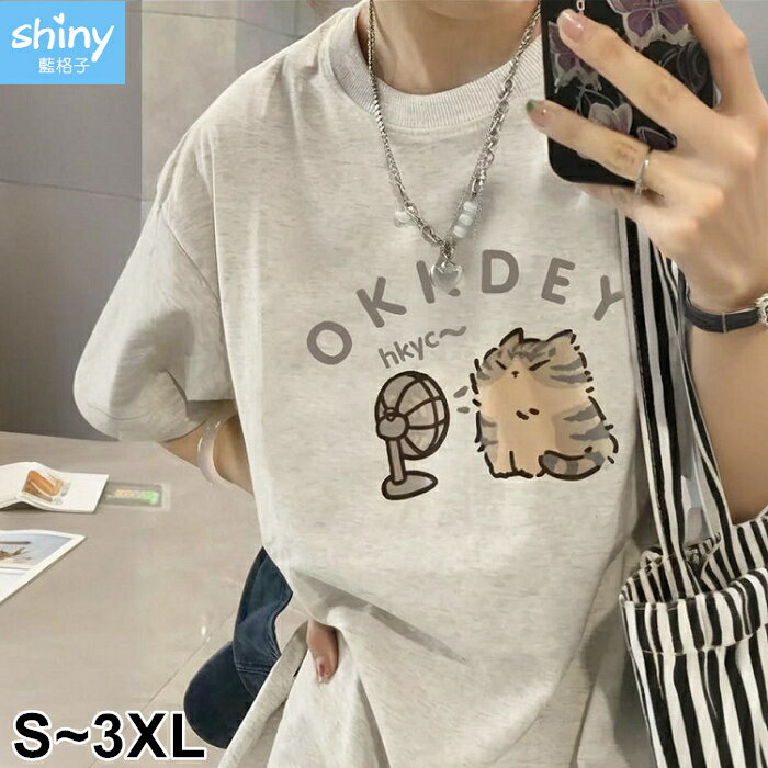 卡通風格．可愛貓咪印圖寬鬆圓領短T-shiny藍格子【V5137】