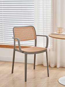 【免運】 北歐塑料椅子加厚餐椅戶外藤編椅家用書桌椅可疊放帶扶手靠背凳子