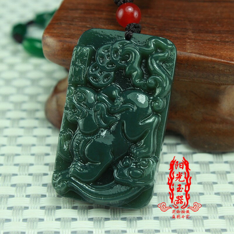 和田玉　青玉 和田玉-青白玉带翠籽料原石（50.7克） – 厚德载玉