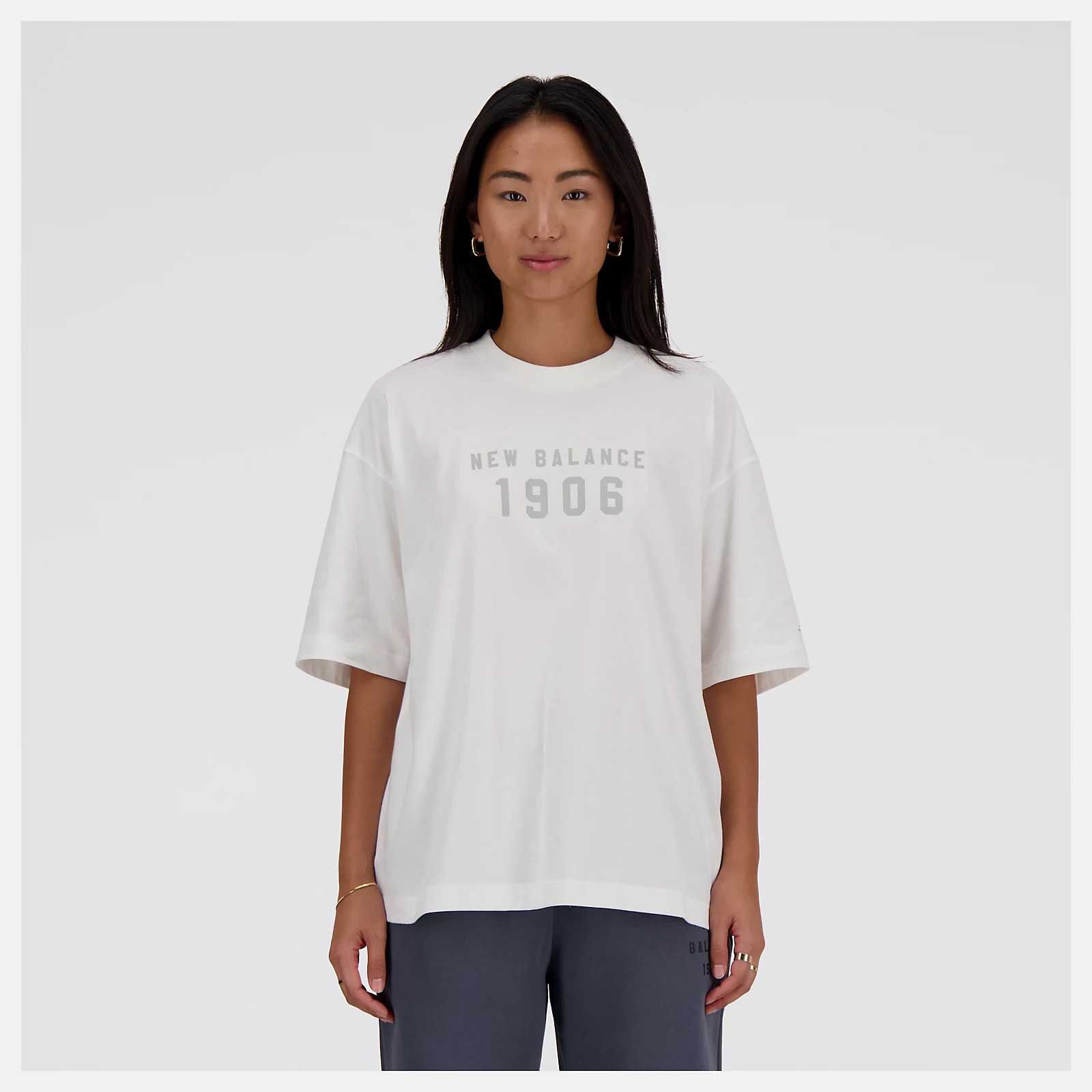 【滿千折百】NEW BALANCE 短T NB 1906 白色 復古LOGO 寬版 短袖 女 WT41519WT