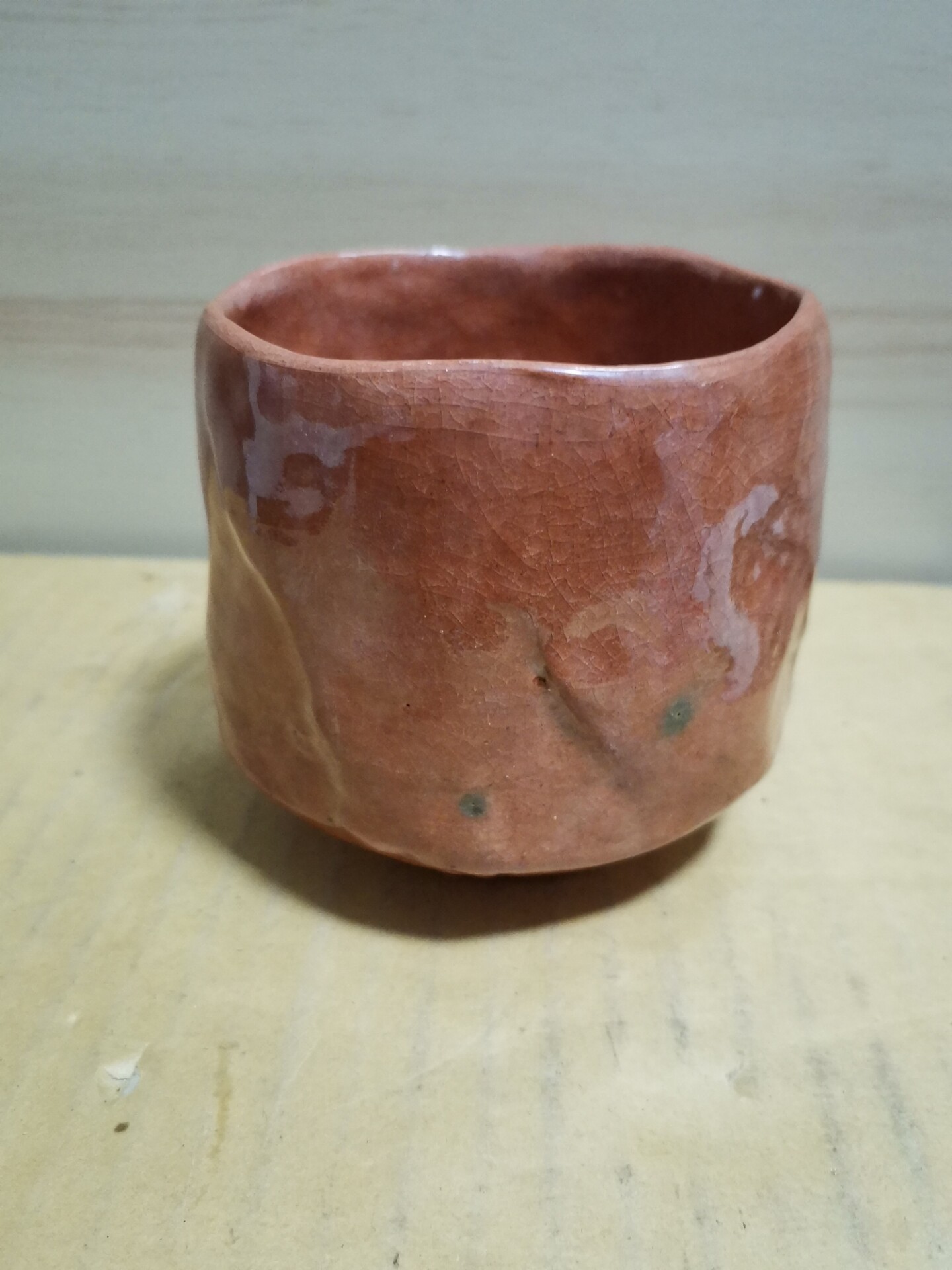 日本迴流昭和時期赤樂燒筒茶碗茶杯湯吞抹茶碗。保真，帶款，全品