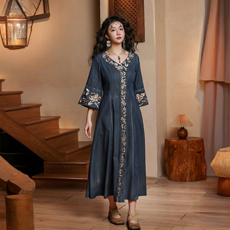 現貨+預購 新中式連身裙喇叭袖洋裝牛仔長裙大尺碼A字裙休閒大碼女裝(V領修身刺繡女裙子74ku69)【獨家進口】【米蘭精品】
