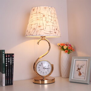 現代簡約帶鐘表臺燈創意浪漫溫馨臥室床頭燈天貓精靈書房裝飾燈具