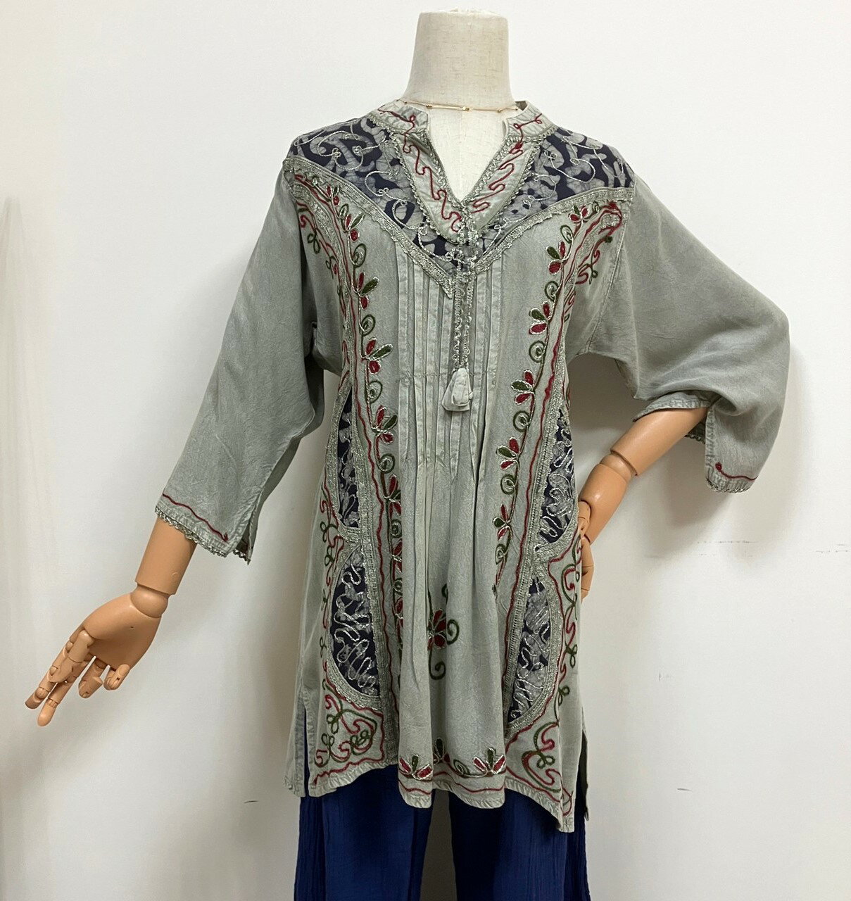 泰國style || 特殊剪裁 刺繡傘狀七分袖純棉上衣 || 灰白色
