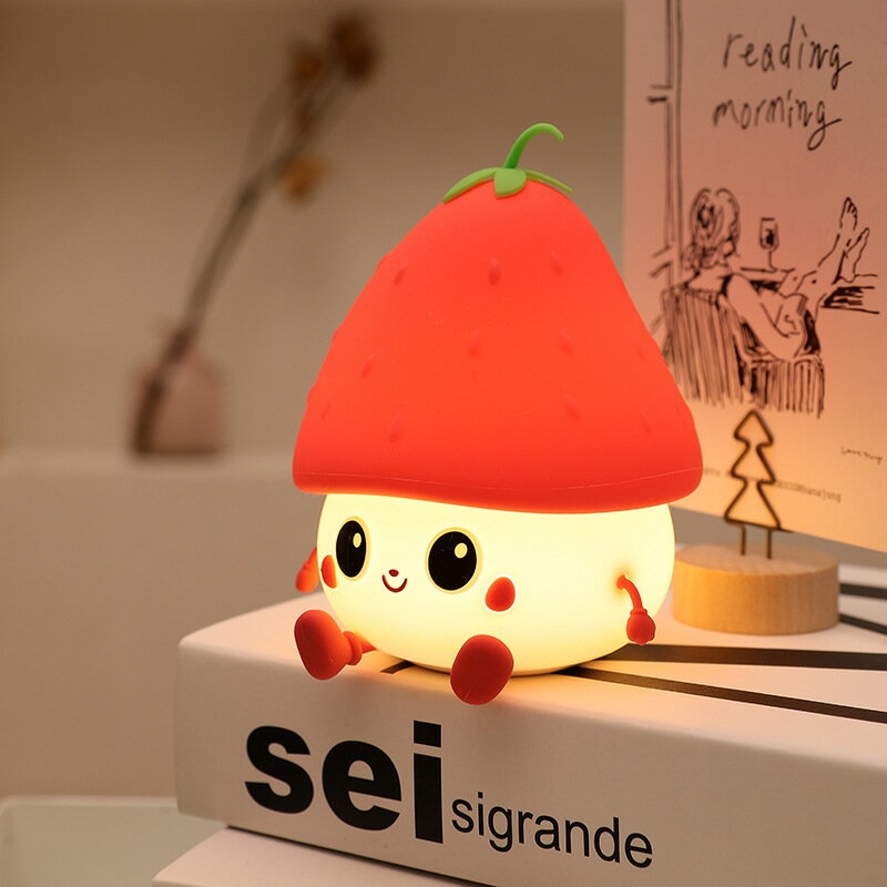 新款兒童水果草莓小夜燈可愛禮物軟矽膠拍拍感應智能USB檯燈擺件 全館免運