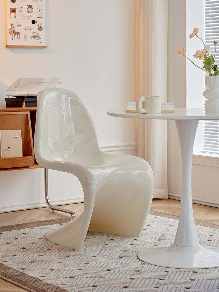 【免運】 北歐潘東椅家用餐椅簡約可疊放塑料靠背椅設計師洽談椅子梳妝凳子