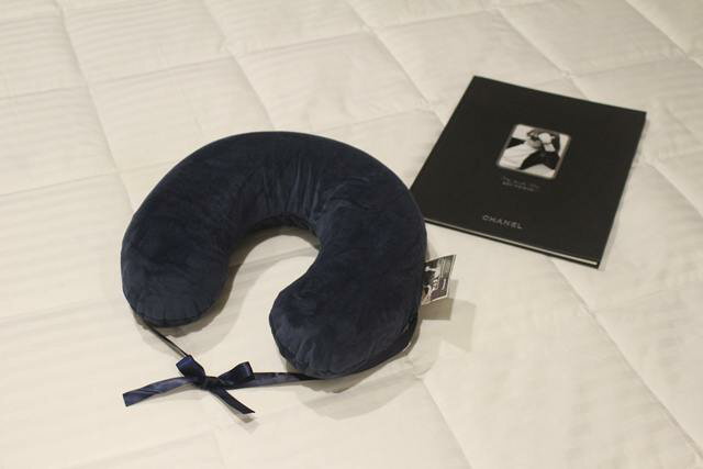 NATURAL LATEX 金大象U型乳膠枕(深藍色)