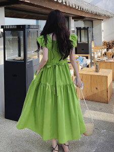 夏季甜美綠色方領飛飛袖連身裙顯瘦溫柔風奶甜長裙女