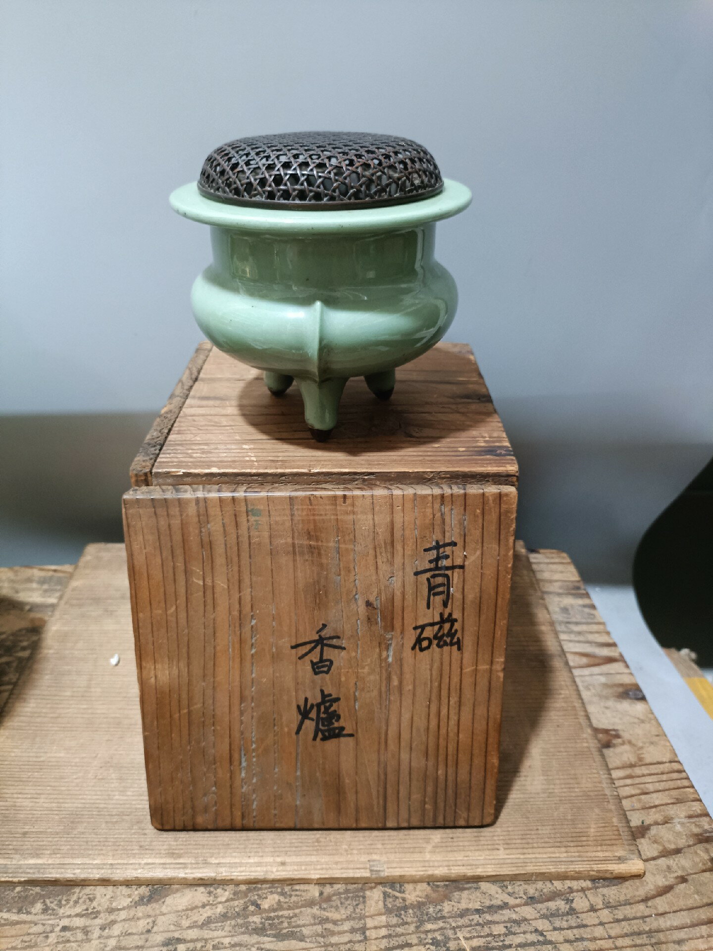 日本迴流瓷器古董精品明治大正時期青瓷鬲式爐，仿宋龍泉制式。相