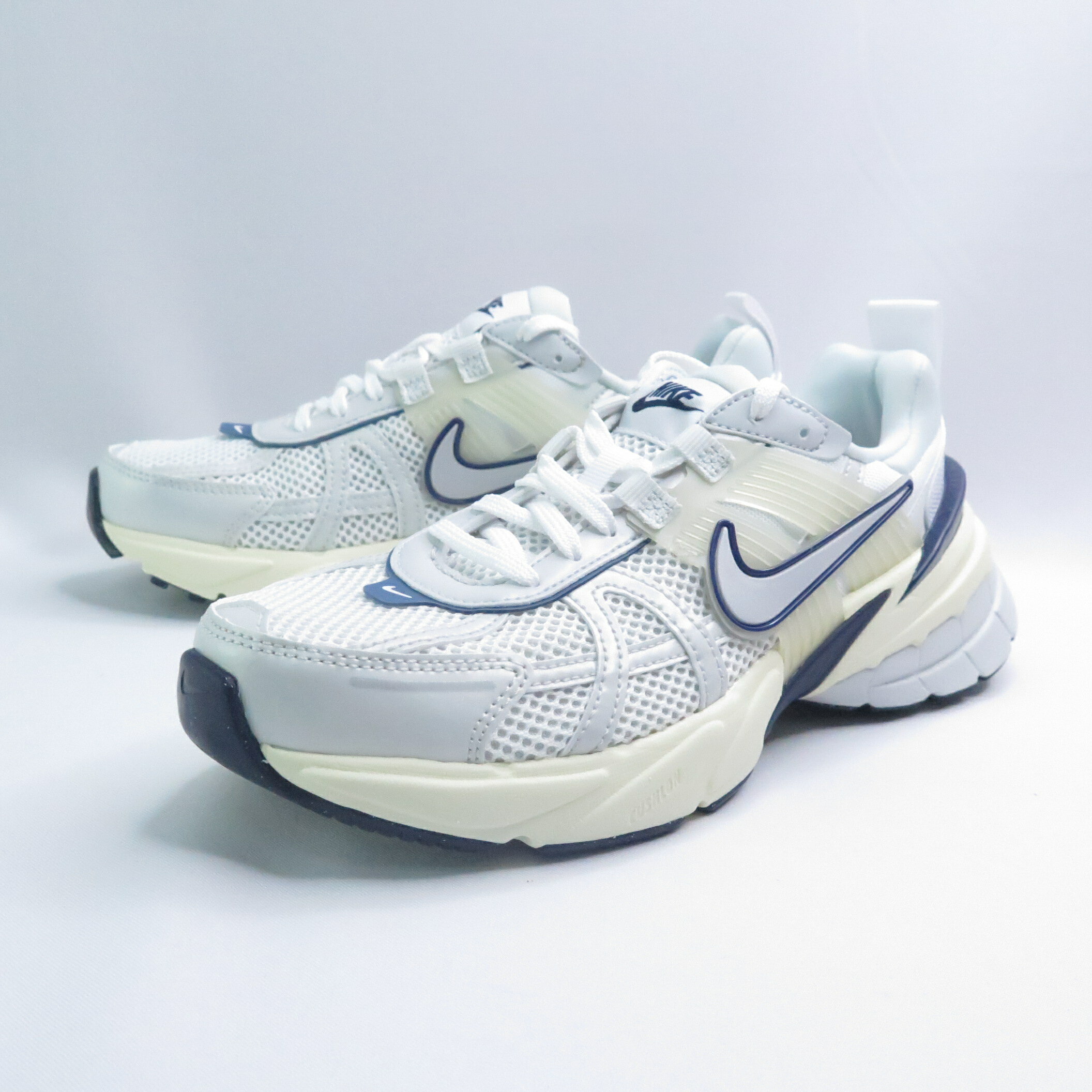 NIKE FD0736102 女款 休閒運動鞋 V2K Run 經典 復古 白/淺銀灰【iSport愛運動】