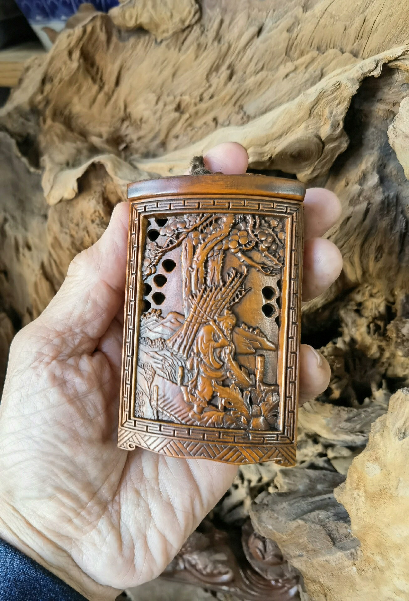 小葉黃楊木雕手把件擺飾香囊鏤空雕～勤勞老翁，紋香盒，尺寸8.