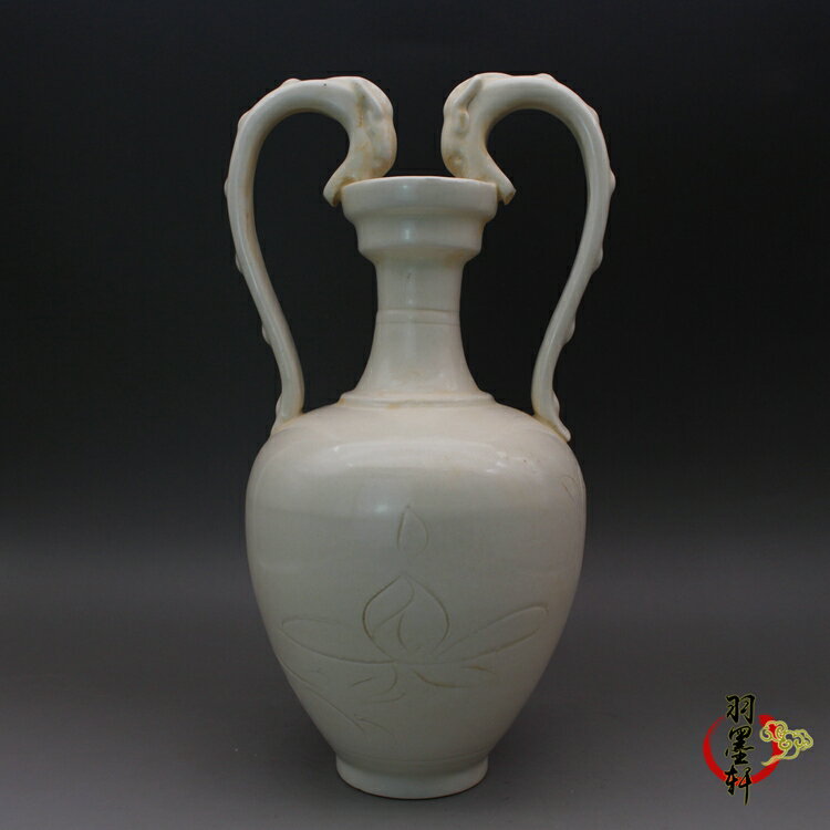 宋代白釉裂紋手工浮雕龍梅瓶