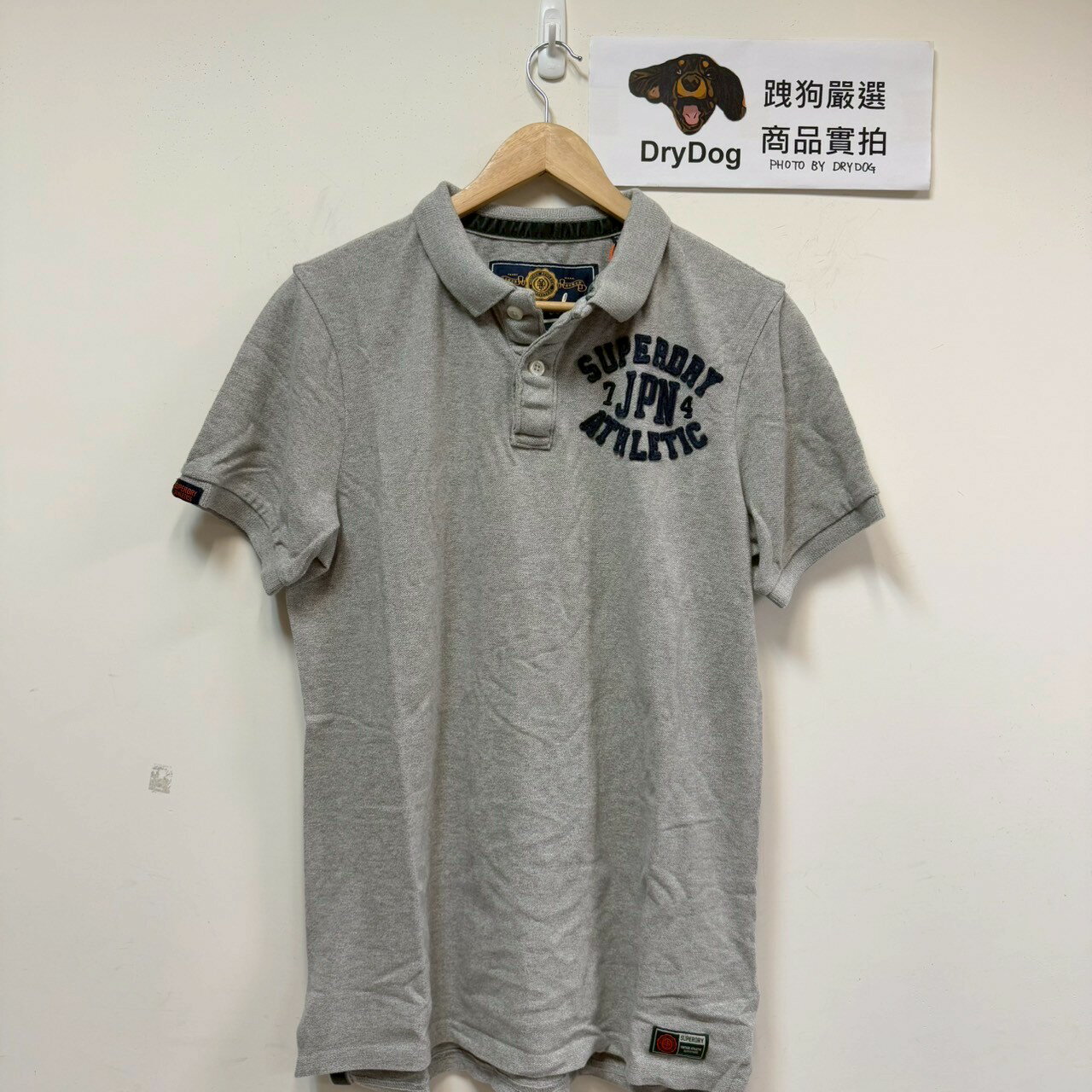跩狗嚴選 極度乾燥 Superdry Polo 經典 有機純棉 復古古著水洗風格 淺灰色 Polo衫 貼布 網眼 素T 短袖 上衣 P74