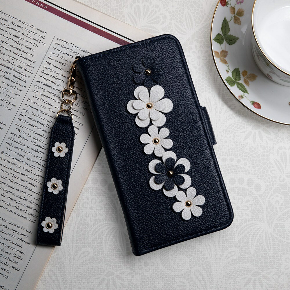 Aguchi 亞古奇 iPhone 14/iPhone 15 全系列 花語鉚釘立體花朵手機皮套 附皮質璀璨吊飾 - 湛藍