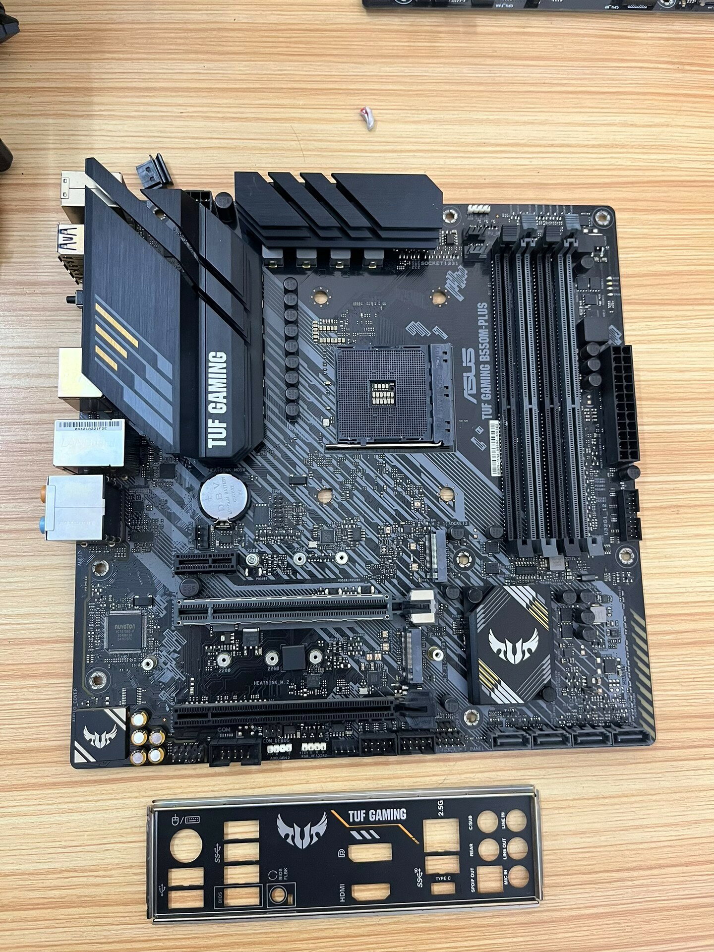 【二手 華碩TUF GAMING B550M-PLUS主機板】AMD B550晶片組 AM4支援 DDR4記憶體 功能正常 實物拍攝 帶擋板