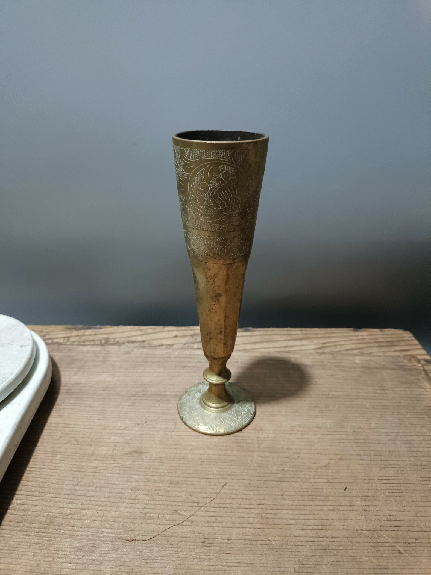 日本迴流銅器古董精品厚重銅瓶銅器花瓶高腳杯型，手工鏨刻滿工。