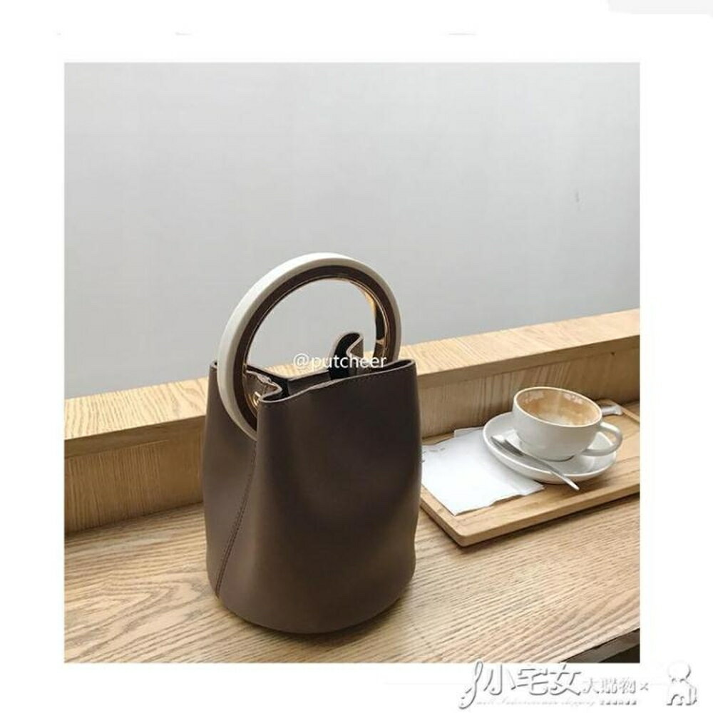 水桶包 春夏新款Mini走秀款金屬圓環手提水桶包智先生同款錬條小包包 全館免運