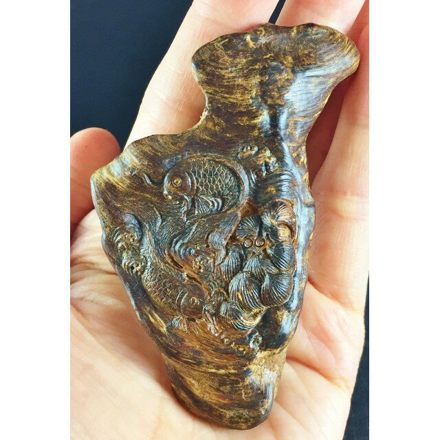沉水~加里曼丹沉香雕件【周錦香】牡丹鯉魚 富貴有餘 約14.36g【入水即沉】(加里萬丹 沉香 吊飾 吊墜 水沉香)