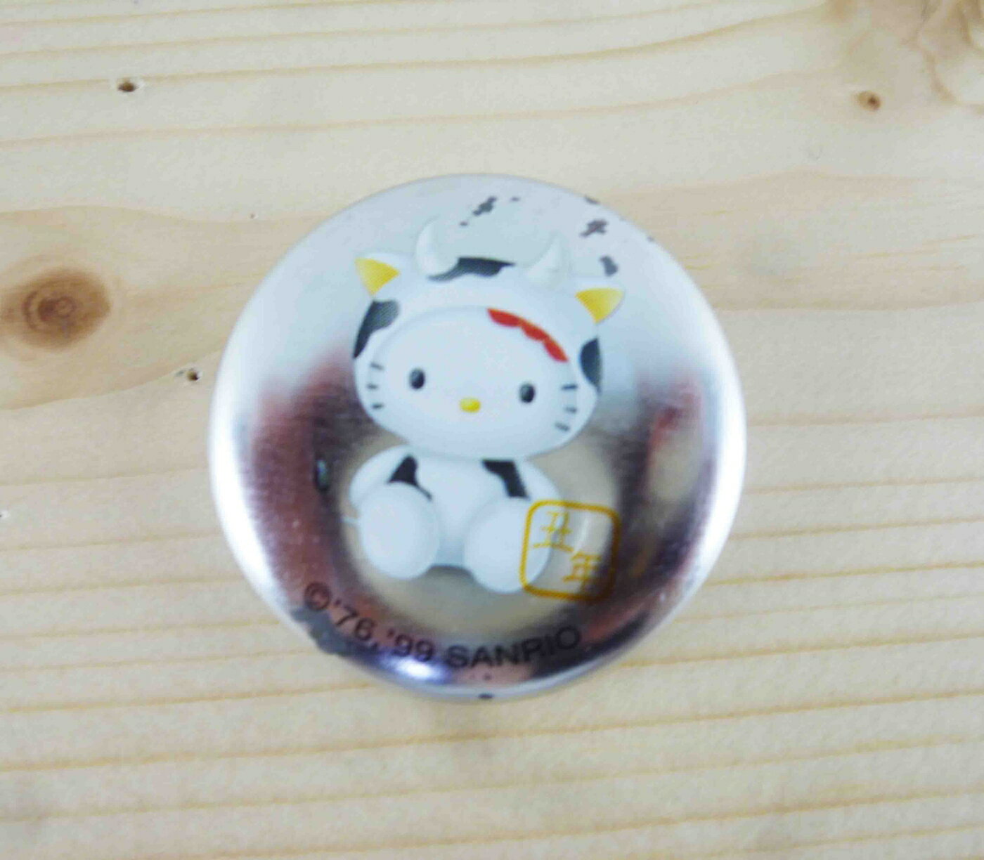【震撼精品百貨】Hello Kitty 凱蒂貓 KITTY別針-圓形造型-生肖系列-牛圖案 震撼日式精品百貨