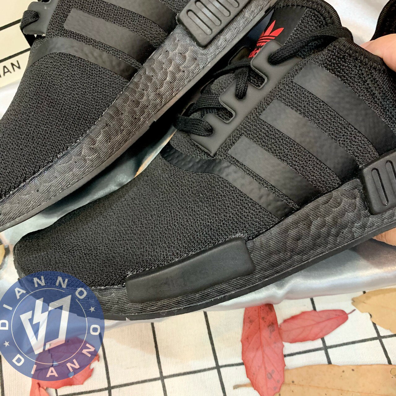 Adidas nmd 2024 r1 black logo